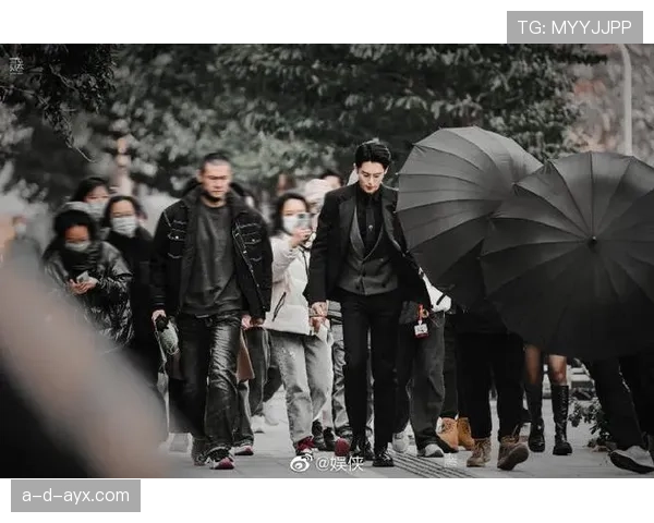 阿尔瓦雷斯训练间隙拿豪车开去买快餐,这反差感也太明星了吧? 阿尔瓦雷斯训练间隙拿豪车开去买快餐,这反差感也太明星了吧?